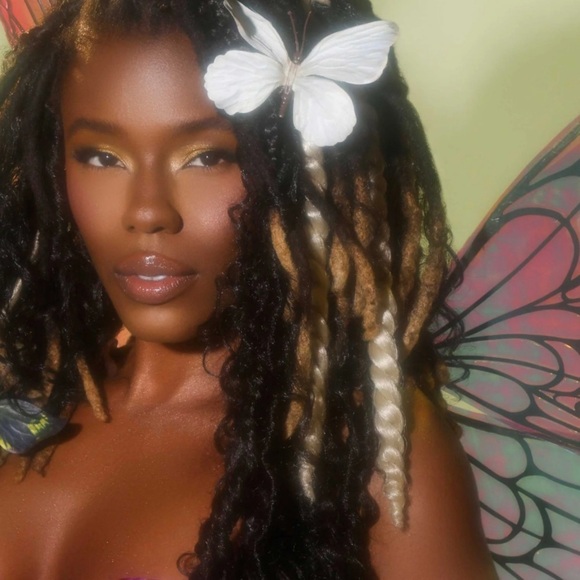 Lunar Beauty Moonshroom Highlighter Palette.
New - Picture 12 of 13